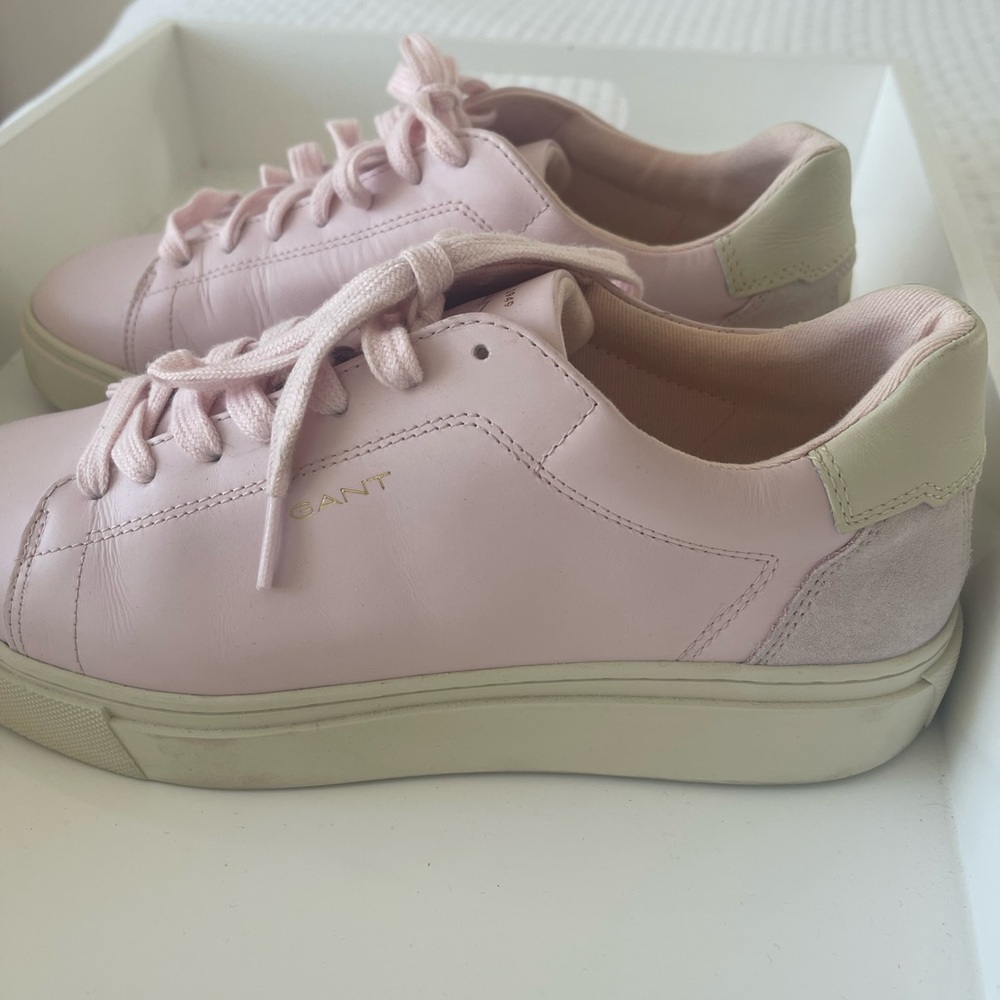 Gant Blush Pink Leather Low-Top Sneakers with Cream Accents